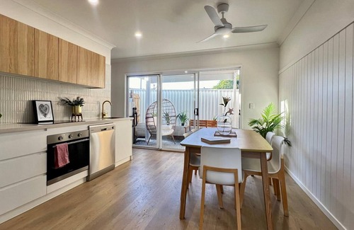 Redcliffe Casa | Stylish Beach Retreat Horses & Coastal Charm