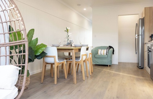 Redcliffe Casa | Stylish Beach Retreat Horses & Coastal Charm
