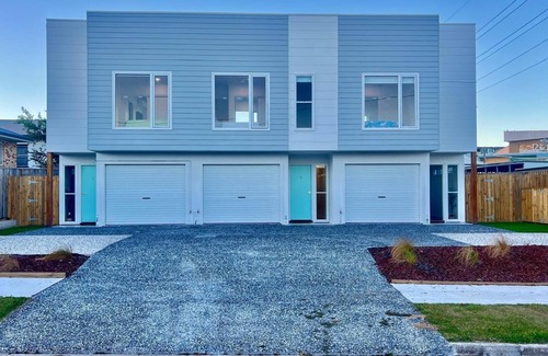 Redcliffe Casa | Stylish Beach Retreat Horses & Coastal Charm
