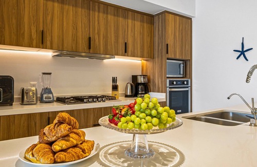 Las Glorias Apartamento | Stylish Beachfront 2BR - Balcony & Pools