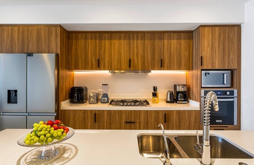 Las Glorias Apartamento | Stylish Beachfront 2BR - Balcony & Pools