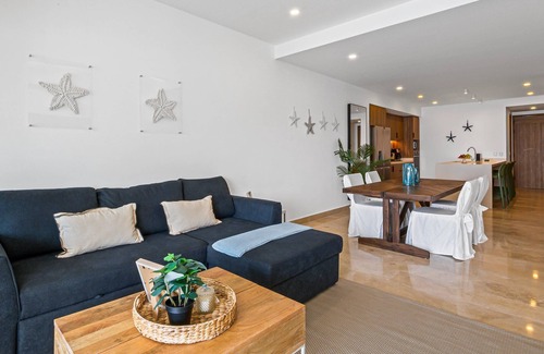 Las Glorias Apartamento | Stylish Beachfront 2BR - Balcony & Pools