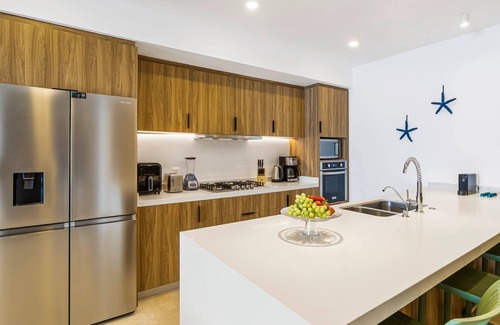 Las Glorias Apartamento | Stylish Beachfront 2BR - Balcony & Pools