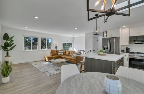 Newport Casa | Stylish Bellevue Retreat