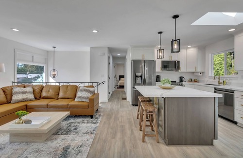 Newport Casa | Stylish Bellevue Retreat