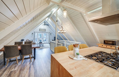 Geneva Cabaña | Stylish Bellingham Home w/ Lake + Mountain Views!