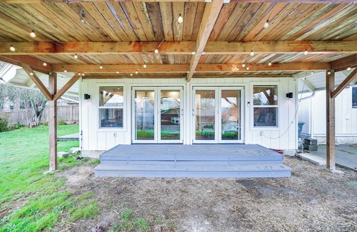 Geneva Cabaña | Stylish Bellingham Home w/ Lake + Mountain Views!
