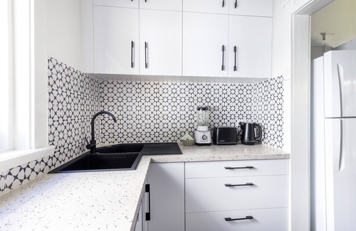 Bondi Beach Apartamento | Stylish Bondi Beach pad moments from sand & surf