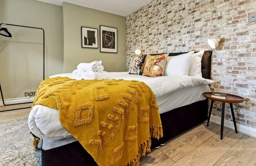 Brixton Hill Condominio | Stylish Brick and Wood Flat w/ Abundance of Greenery