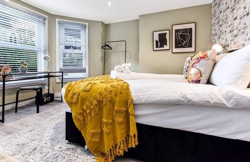 Brixton Hill Condominio | Stylish Brick and Wood Flat w/ Abundance of Greenery
