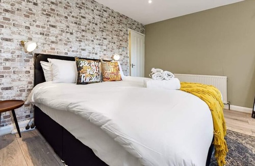 Brixton Hill Condominio | Stylish Brick and Wood Flat w/ Abundance of Greenery