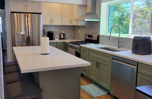 South Wrigley Casa | Stylish bright 3 bedrooms Wrigley historical district