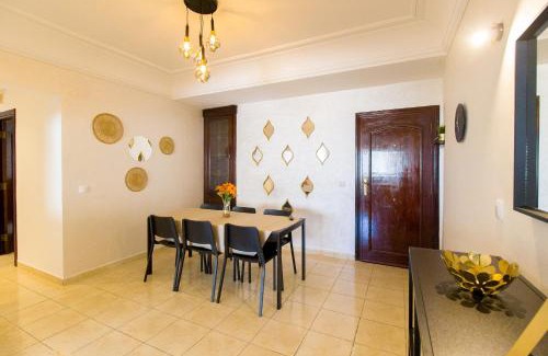 Luxus Apartamento | Stylish & Bright 3-Bedroom Apartment, City Center with Air Conditioning and Free Parking