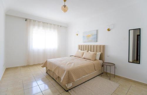 Luxus Apartamento | Stylish & Bright 3-Bedroom Apartment, City Center with Air Conditioning and Free Parking