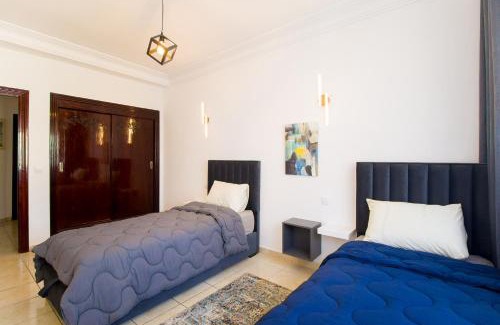 Luxus Apartamento | Stylish & Bright 3-Bedroom Apartment, City Center with Air Conditioning and Free Parking
