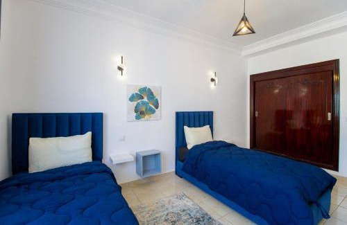 Luxus Apartamento | Stylish & Bright 3-Bedroom Apartment, City Center with Air Conditioning and Free Parking