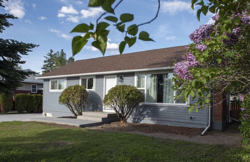 Prince George Casa | Stylish~Bright 3BR ~A/C~Near Hospital~Free WiFi~Dog Friendly