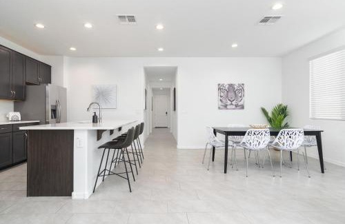 Tamaron Casa | Stylish & Bright Gem ~ King/Queen Beds ~ Backyard!