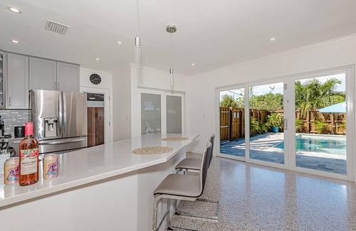 Poinsettia Heights Casa | Stylish & Bright ~ 5★ Location, Pool, Hot Tub, Pkg