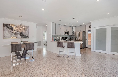 Poinsettia Heights Casa | Stylish & Bright ~ 5★ Location, Pool, Hot Tub, Pkg