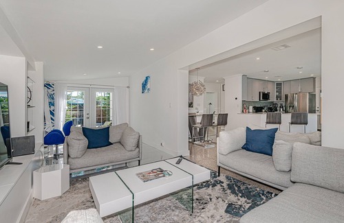 Poinsettia Heights Casa | Stylish & Bright ~ 5★ Location, Pool, Hot Tub, Pkg