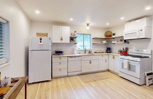Mariposa Casa | Stylish cabin in Mariposa Valley, close to hiking, fishing, & Yosemite
