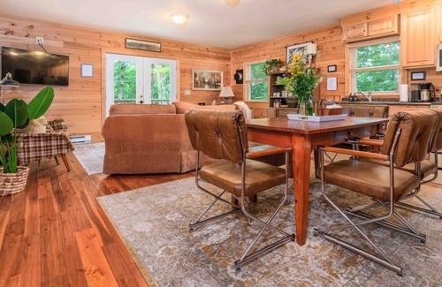 Burks Fork Cabina | Adorable cabaña con bañera de hidromasaje: ¡camina hasta Chateau Morrisette, cerca de la avenida!