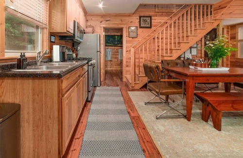 Burks Fork Cabina | Adorable cabaña con bañera de hidromasaje: ¡camina hasta Chateau Morrisette, cerca de la avenida!