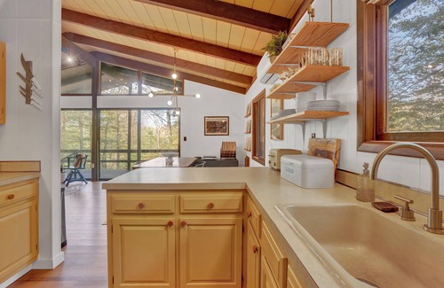 Gouldsboro Chalet De Esquí | Stylish Cabin in Poconos Resort - Indoor/Outdoor Pools, Lakes, Kayaks, and more!