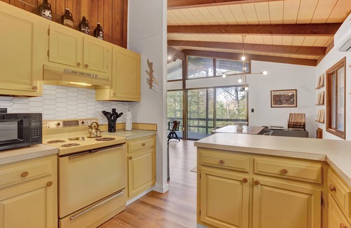 Gouldsboro Chalet De Esquí | Stylish Cabin in Poconos Resort - Indoor/Outdoor Pools, Lakes, Kayaks, and more!