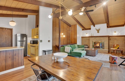 Gouldsboro Chalet De Esquí | Stylish Cabin in Poconos Resort - Indoor/Outdoor Pools, Lakes, Kayaks, and more!