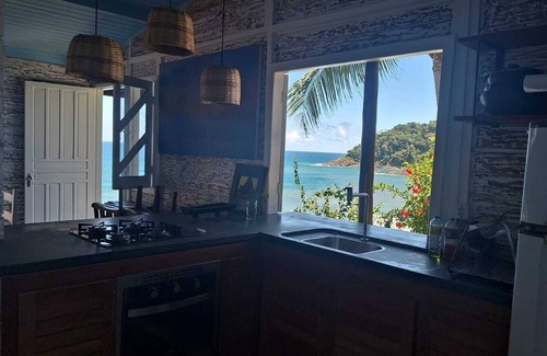 Itacare Chalet De Esquí | Stylish cabin with large deck overlooking Costa and Tiririca beaches.