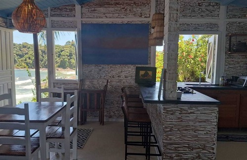 Itacare Chalet De Esquí | Stylish cabin with large deck overlooking Costa and Tiririca beaches.