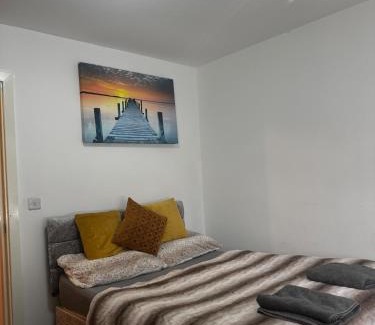 Oadby Casa | Stylish Central Home Sleeps 5 Free Parking & Patio
