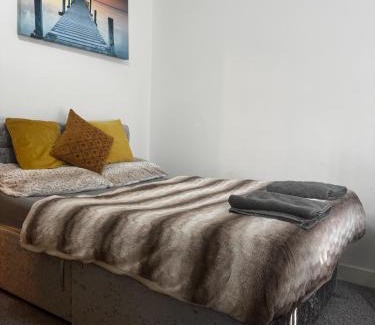 Oadby Casa | Stylish Central Home Sleeps 5 Free Parking & Patio