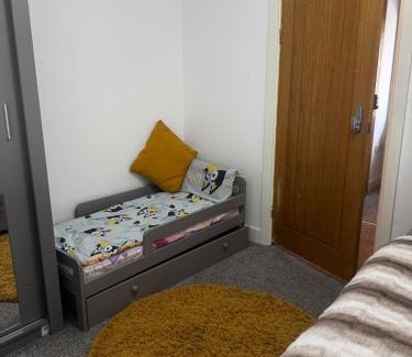Oadby Casa | Stylish Central Home Sleeps 5 Free Parking & Patio
