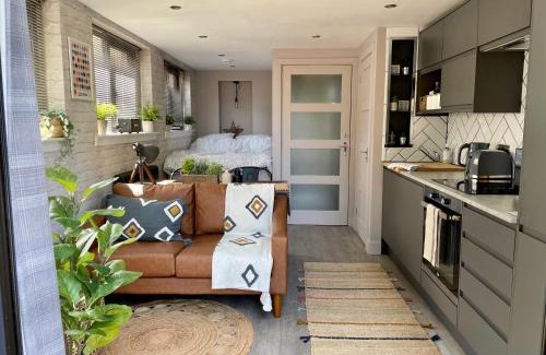Fort William City Centre Apartamento | Stylish, central studio with kitchen & large deck