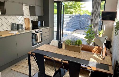 Fort William City Centre Apartamento | Stylish, central studio with kitchen & large deck
