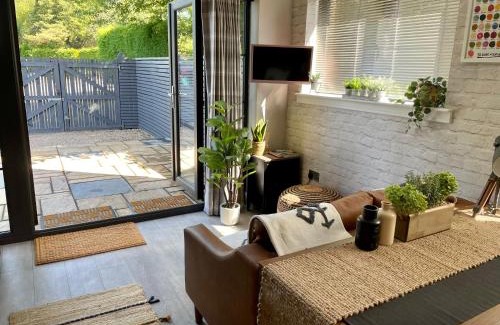 Fort William City Centre Apartamento | Stylish, central studio with kitchen & large deck
