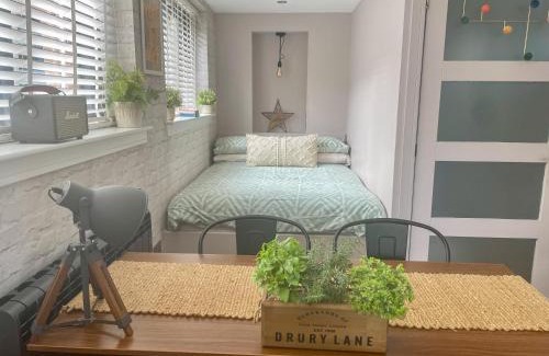 Fort William City Centre Apartamento | Stylish, central studio with kitchen & large deck