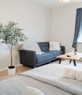 Lundby Apartamento | Stylish, Central Studio Close to Tram & Shops