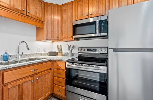 Auburn Condominio | Stylish & Centrally-Located 2 bed/2 bath Condo in Auburn, AL