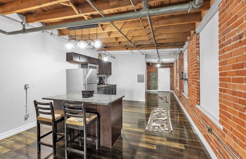 Detroit Apartamento | Stylish Chic Retreat At Lafayette Lofts 1 Bedroom Apts by RedAwning