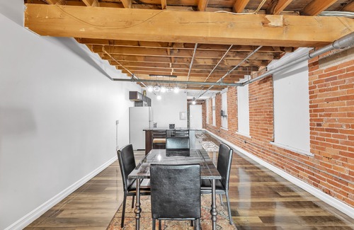 Detroit Apartamento | Stylish Chic Retreat At Lafayette Lofts 1 Bedroom Apts by RedAwning