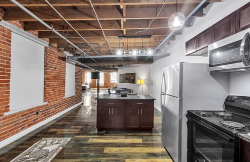 Detroit Apartamento | Stylish Chic Retreat At Lafayette Lofts 1 Bedroom Apts by RedAwning