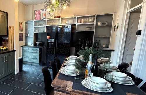 Cyncoed Casa | Stylish, City Hideaway - Pet + Group friendly - Sleeps up to 9 comfortably