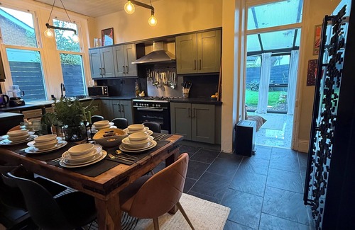 Cyncoed Casa | Stylish, City Hideaway - Pet + Group friendly - Sleeps up to 9 comfortably