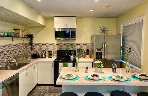Mission Casa | Stylish, clean and adorable 2 bedroom suite!