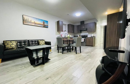 West Abbotsford Casa | Stylish, clean&cozy new 2 bedroom guest suite