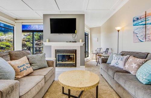 Watsonville Condominio | Stylish coastal gem with ocean views, easy beach access, fast WiFi & modern feel